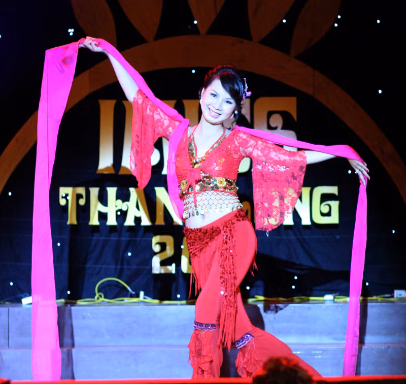 Thu Trang (ĐH Đại Nam) múa lụa đào