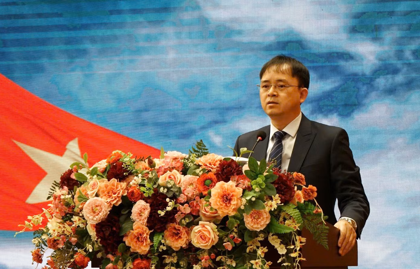 Ông Nguyễn Quang Trung đề nghị: Ngay sau khi kết thúc lễ chào cờ, toàn bộ các bộ phận triển khai công việc theo kế hoạch công tác UBND quận đã ban hành trước khi nghỉ Tết. Đồng thời, các đồng chí lãnh đạo quận sẽ thực hiện kiểm tra công vụ ở các phòng ban, cơ quan đơn vị cũng như UBND các phường. "Đề nghị thủ trưởng các phòng ban đơn vị tổ chức gặp mặt, kiểm tra giao nhiệm vụ cho cán bộ, công chức, người lao động. Đặc biệt các bộ phận tiếp xúc, tiếp nhận giải quyết hồ sơ thủ tục hành chính của người dân, doanh nghiệp, các nhiệm vụ thường xuyên yêu cầu phải đảm bảo đề nghị tổ chức gặp mặt hết sức ngắn gọn, bắt tay ngay vào công việc", Chủ tịch UBND quận Hai Bà Trưng yêu cầu.