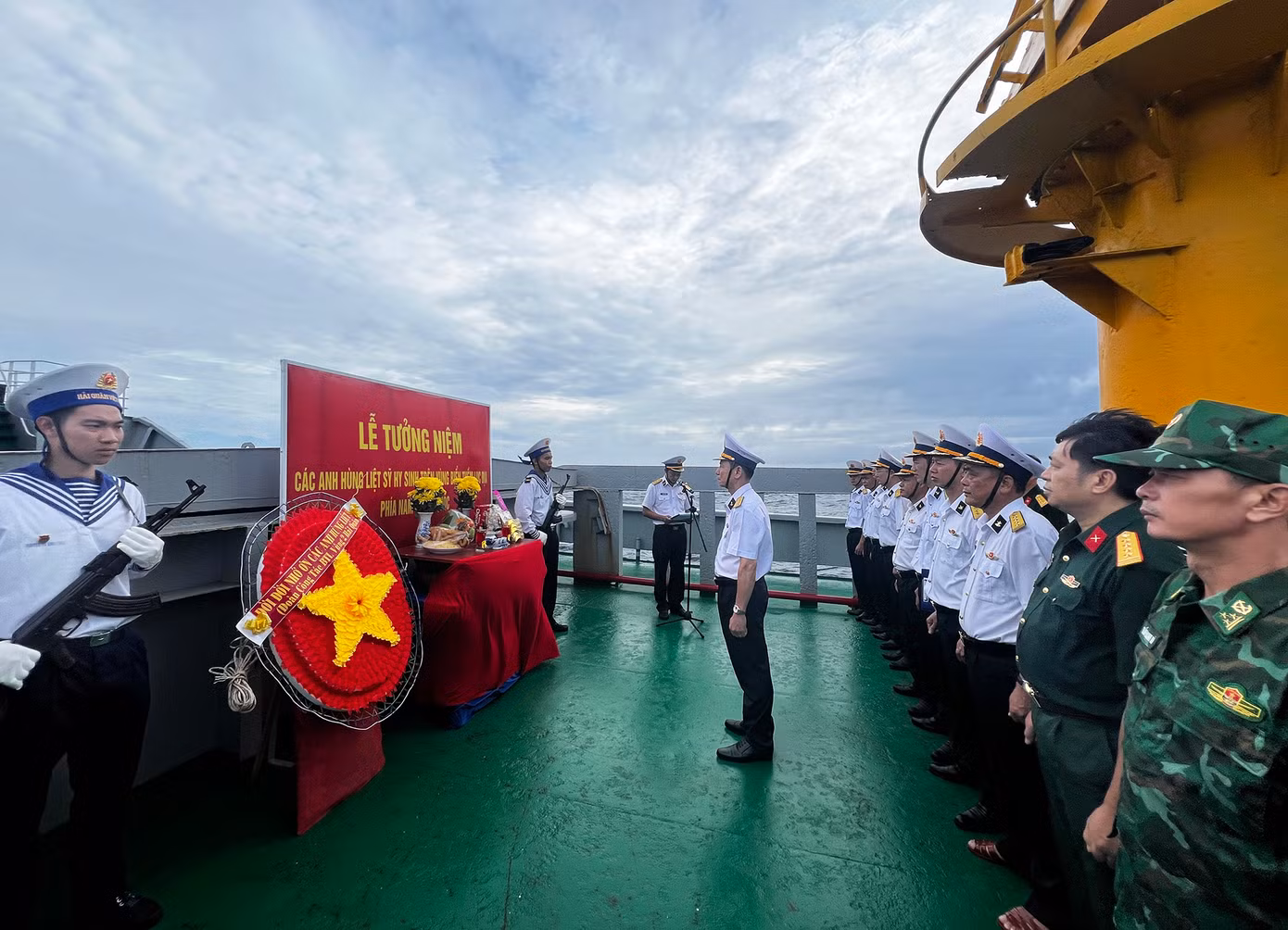 Trên hải trình, đoàn công tác số 1 trên tàu Trường Sa 02 đã dừng lại tại vùng biển bãi ngầm Phúc Nguyên để tưởng niệm các liệt sĩ nhà giàn DK1 đã hy sinh trong khi làm nhiệm vụ khẳng định và bảo vệ chủ quyền biển đảo thiêng liêng của Tổ quốc tại vùng biển thuộc thềm lục địa phía Nam.