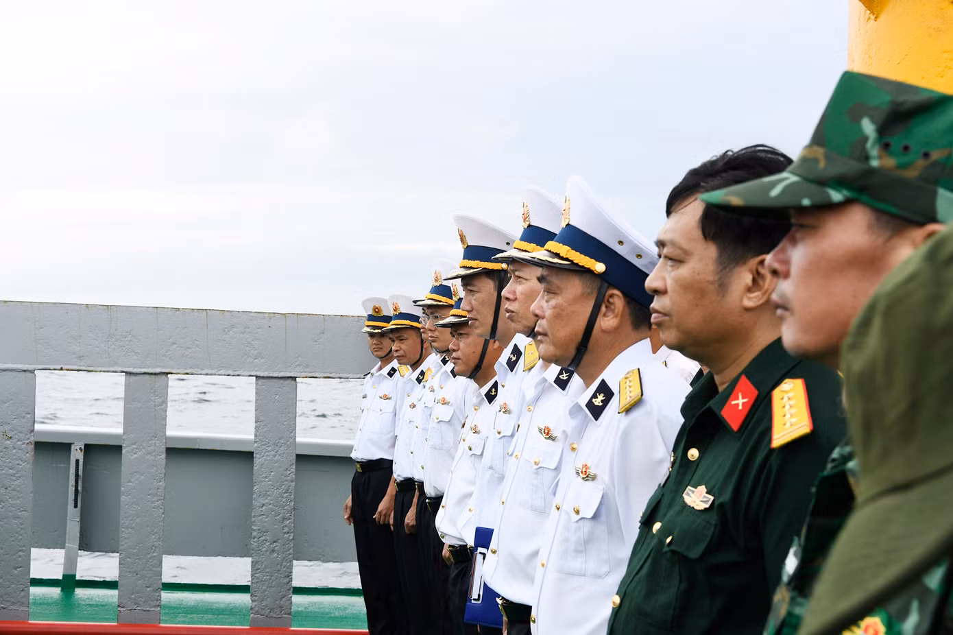 Các nhà giàn có tên gọi DK1 (Trạm Dịch vụ kinh tế - khoa học kỹ thuật) trở thành những cột mốc khẳng định chủ quyền Tổ quốc trên Biển Đông. Trong quá trình xây dựng, đóng giữ trên vùng biển đầy bão tố, sóng to, gió lớn này, một số cán bộ, chiến sĩ Vùng 2 Hải quân đã hy sinh trong khi làm nhiệm vụ...
