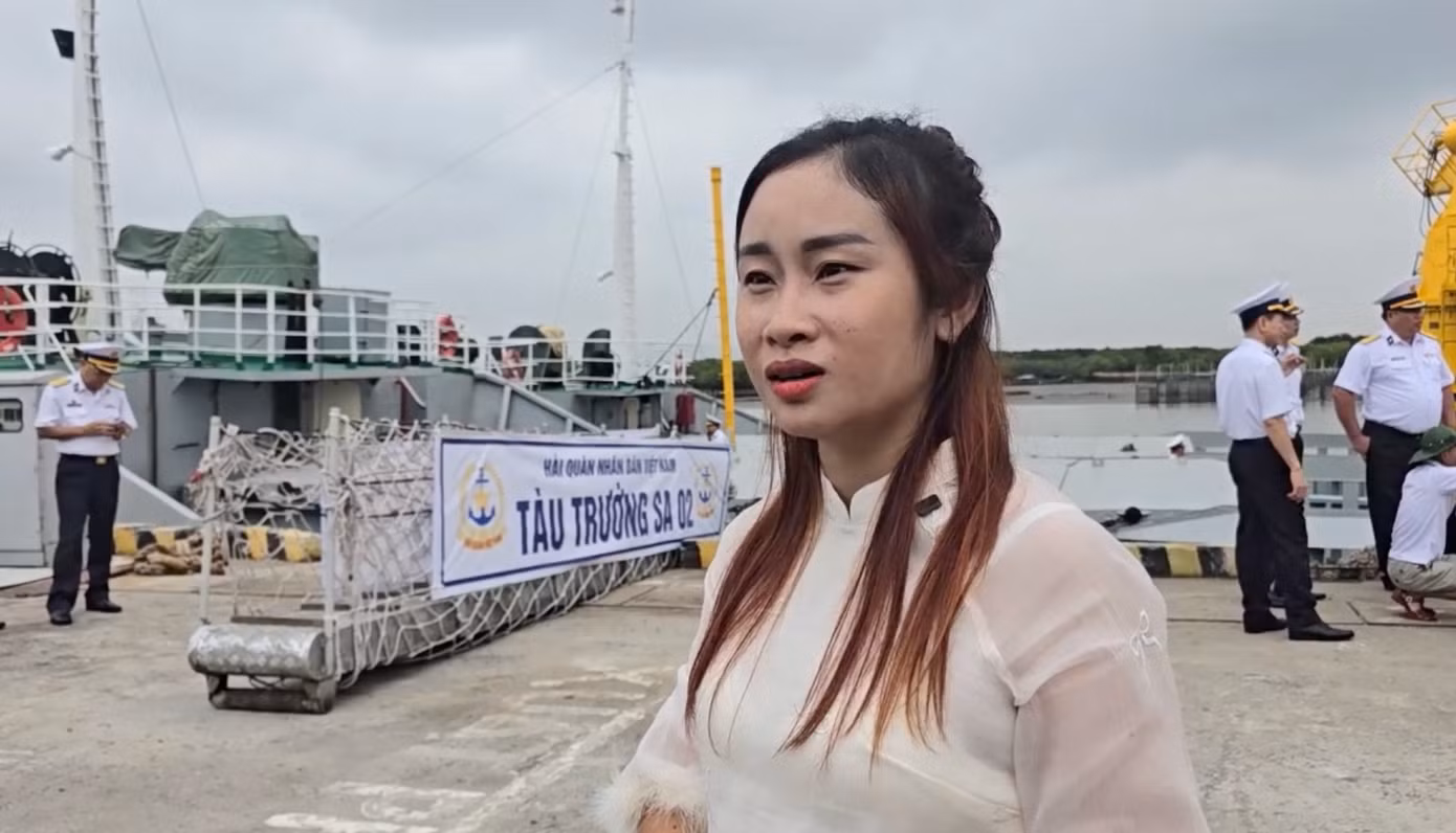 Chị Nguyễn Thị Thùy Dương gửi lời chúc Tết đến chồng đang công tác tại nhà giàn DK1/18 Chị Nguyễn Thị Thùy Dương gửi lời chúc Tết đến chồng đang công tác tại nhà giàn DK1/18