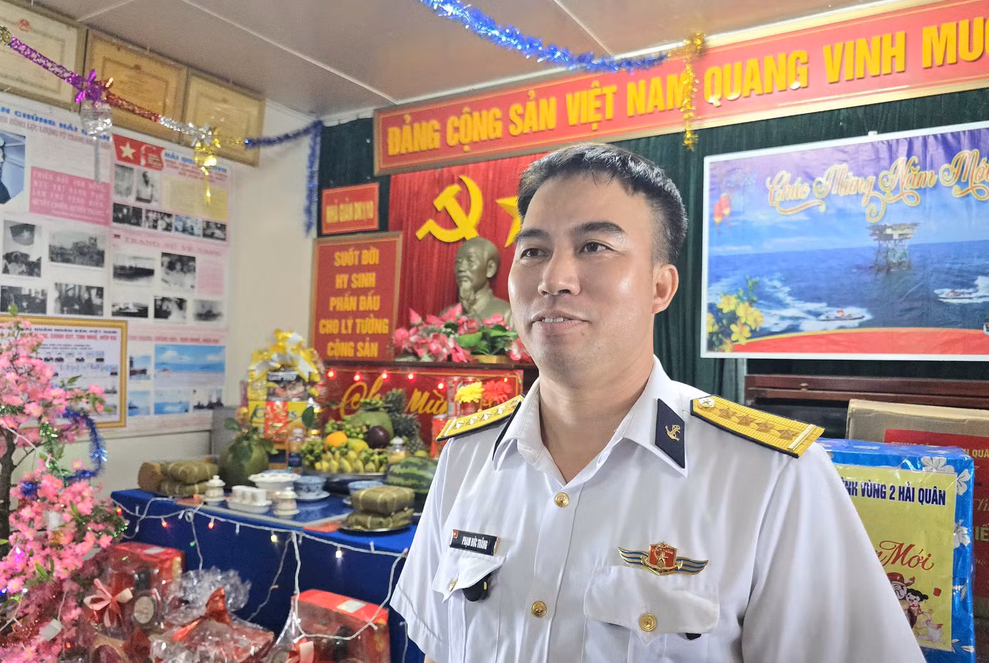 Các chiến sĩ nhà giàn DK1/10 trang trí cây đào, cây mai, gói bánh chưng đón Tết. Nhắn nhủ lời chúc Tết thông qua đoàn công tác, Đại úy Phạm Đức Thắng, Chỉ huy trưởng Nhà giàn DK1/10 nói: "Nhân dịp năm mới, xin gửi tới đất liền, gia đình lời chúc thịnh vượng, bình an, hạnh phúc. Nơi đây, chúng tôi xin hứa quyết tâm vượt mọi khó khăn, vững niềm tin, chắc tay súng, giữ vững chủ quyền biển, đảo thiêng liêng của Tổ quốc”. Các chiến sĩ nhà giàn DK1/10 trang trí cây đào, cây mai, gói bánh chưng đón Tết. Nhắn nhủ lời chúc Tết thông qua đoàn công tác, Đại úy Phạm Đức Thắng, Chỉ huy trưởng Nhà giàn DK1/10 nói: "Nhân dịp năm mới, xin gửi tới đất liền, gia đình lời chúc thịnh vượng, bình an, hạnh phúc. Nơi đây, chúng tôi xin hứa quyết tâm vượt mọi khó khăn, vững niềm tin, chắc tay súng, giữ vững chủ quyền biển, đảo thiêng liêng của Tổ quốc”.