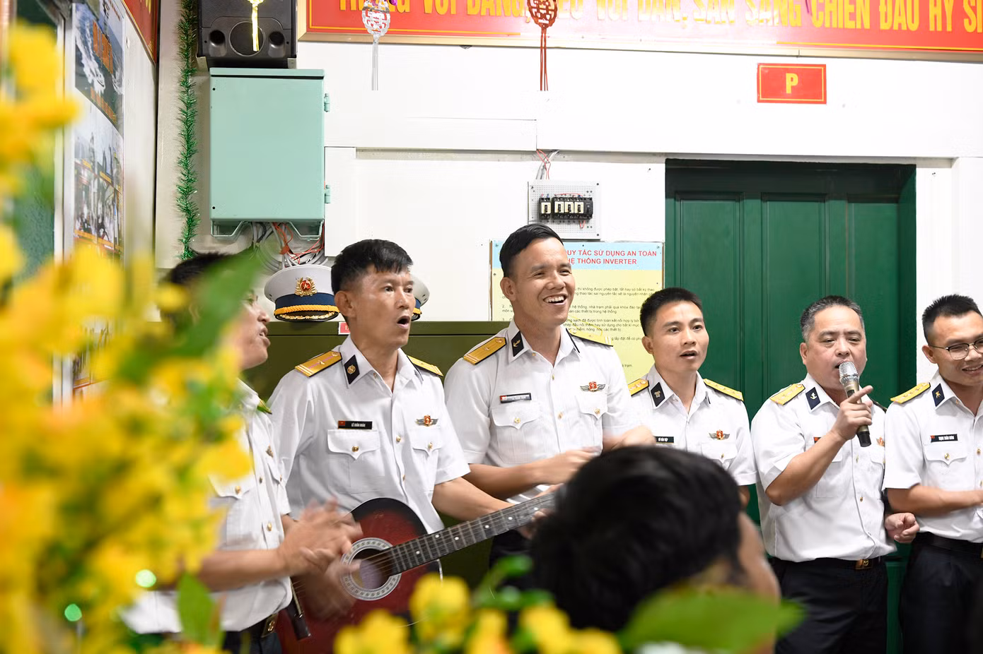Tại 3 điểm nhà giàn còn lại gồm DK1/11, DK1/12, DK1/14 (cụm Tư Chính), đoàn công tác đã tổ chức chuyển hàng bằng xuồng công tác, thậm chí qua dây thừng vì điều kiện thời tiết khắc nghiệt. Việc chúc Tết cán bộ, chiến sĩ cũng được thực hiện qua bộ đàm. Tại 3 điểm nhà giàn còn lại gồm DK1/11, DK1/12, DK1/14 (cụm Tư Chính), đoàn công tác đã tổ chức chuyển hàng bằng xuồng công tác, thậm chí qua dây thừng vì điều kiện thời tiết khắc nghiệt. Việc chúc Tết cán bộ, chiến sĩ cũng được thực hiện qua bộ đàm.