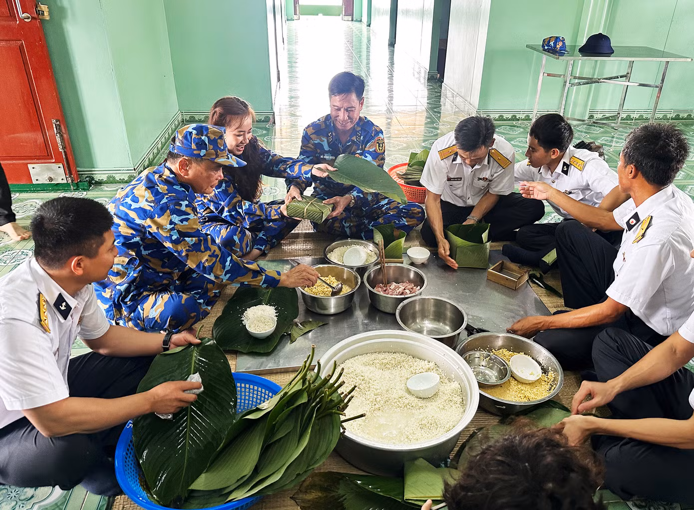 Các thành viên trong đoàn cùng cán bộ, chiến sĩ nhà giàn DK1/15 tổ chức gói bánh chưng đón Tết sớm và tổ chức giao lưu văn nghệ Các thành viên trong đoàn cùng cán bộ, chiến sĩ nhà giàn DK1/15 tổ chức gói bánh chưng đón Tết sớm và tổ chức giao lưu văn nghệ