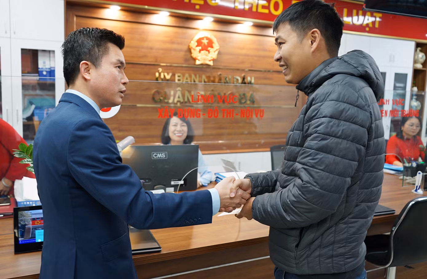 Chủ tịch UBND quận Đống Đa Lê Tuấn Định chúc Tết, lì xì người dân đến làm thủ tục tại bộ phận một cửa quận Đống Đa. Ông Định cũng khẳng định nếu gặp bất cứ khó khăn gì trong quá trình thực hiện thủ tục hành chính thì có thể gọi điện trực tiếp cho ông để giải quyết.