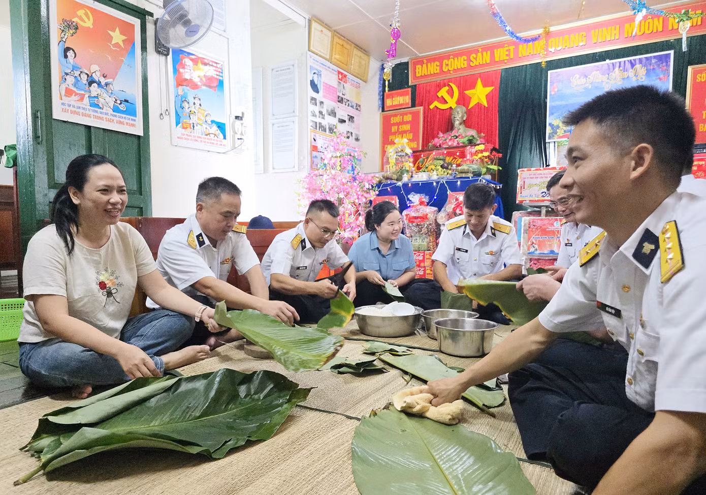 Là chiến sĩ đã có 2 năm đón Tết Nguyên đán tại nhà giàn, Thiếu tá Lê Đình Tiến, Chính trị viên Nhà giàn DK1/10, Tiểu đoàn DK1, Vùng 2 Hải quân chia sẻ, năm ngoái tôi đón tết ở nhà giàn DK1/9 - là nhà giàn nhà lớn. Năm nay có đặc thù là Nhà 1/10 đang là nhà nhỏ. Nhà lớn thì không gian sinh hoạt rộng rãi hơn, còn nhà nhỏ thì điều kiện còn khó khăn hơn, nhưng ở đâu anh em cũng rất đoàn kết. Là chiến sĩ đã có 2 năm đón Tết Nguyên đán tại nhà giàn, Thiếu tá Lê Đình Tiến, Chính trị viên Nhà giàn DK1/10, Tiểu đoàn DK1, Vùng 2 Hải quân chia sẻ, năm ngoái tôi đón tết ở nhà giàn DK1/9 - là nhà giàn nhà lớn. Năm nay có đặc thù là Nhà 1/10 đang là nhà nhỏ. Nhà lớn thì không gian sinh hoạt rộng rãi hơn, còn nhà nhỏ thì điều kiện còn khó khăn hơn, nhưng ở đâu anh em cũng rất đoàn kết.