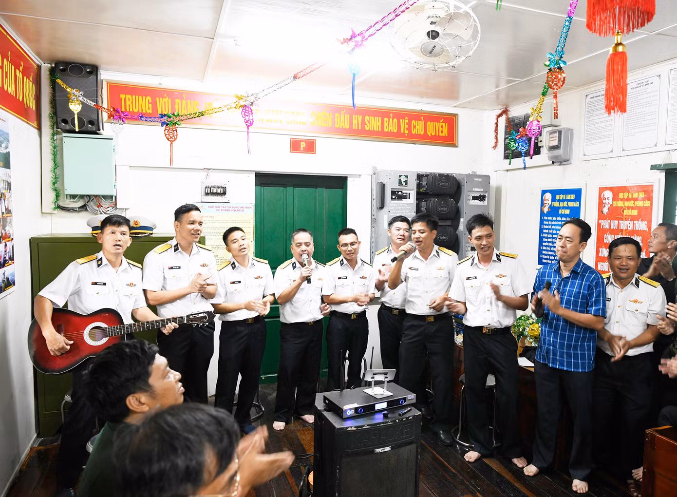 Khi được hỏi về nỗi nhớ nhà trong thời khắc giao thừa, Thiếu tá Lê Đình Tiến cho biết, trong buổi đón giao thừa, chúng tôi sẽ sẽ tổ chức nhiều chương trình như gọi điện cho người thân, đọc thư chúc tết của Bộ Tư lệnh Vùng, từ đấy anh em bớt nỗi nhớ nhà, cùng nhau vui vẻ đón Tết, cùng nhau bảo vệ vững chắc chủ quyền, để nhân dân cả nước yên tâm đón Tết Nguyên đán Ất Tỵ năm 2025 an toàn, vui vẻ, hạnh phúc. Khi được hỏi về nỗi nhớ nhà trong thời khắc giao thừa, Thiếu tá Lê Đình Tiến cho biết, trong buổi đón giao thừa, chúng tôi sẽ sẽ tổ chức nhiều chương trình như gọi điện cho người thân, đọc thư chúc tết của Bộ Tư lệnh Vùng, từ đấy anh em bớt nỗi nhớ nhà, cùng nhau vui vẻ đón Tết, cùng nhau bảo vệ vững chắc chủ quyền, để nhân dân cả nước yên tâm đón Tết Nguyên đán Ất Tỵ năm 2025 an toàn, vui vẻ, hạnh phúc.