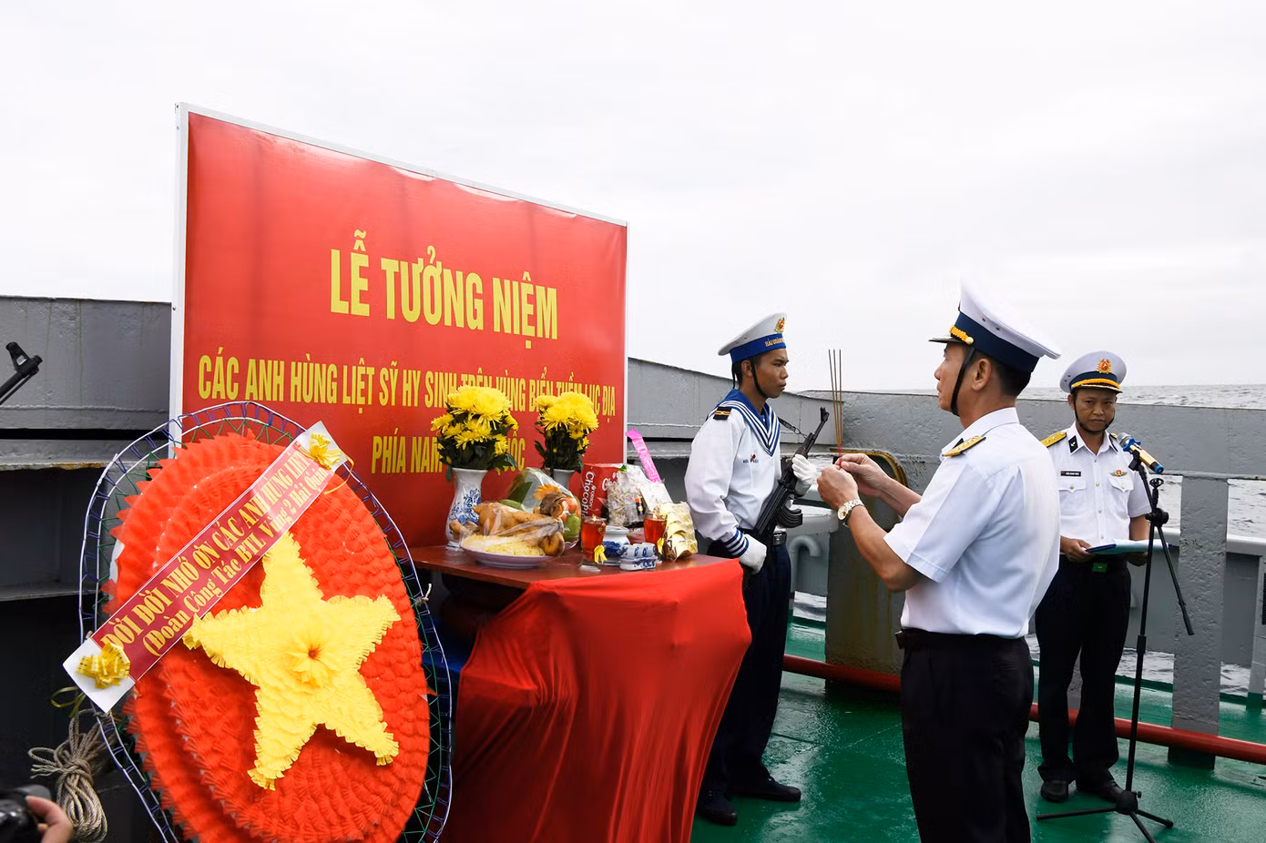 Các đại biểu thành kính thắp hương tưởng niệm Anh hùng liệt sĩ.