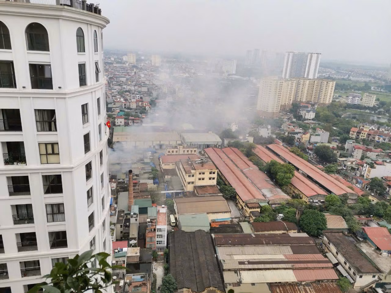 Nhà máy dệt thường xuyên xả khói trắng, gây ô nhiễm tiếng ồn, không khí
