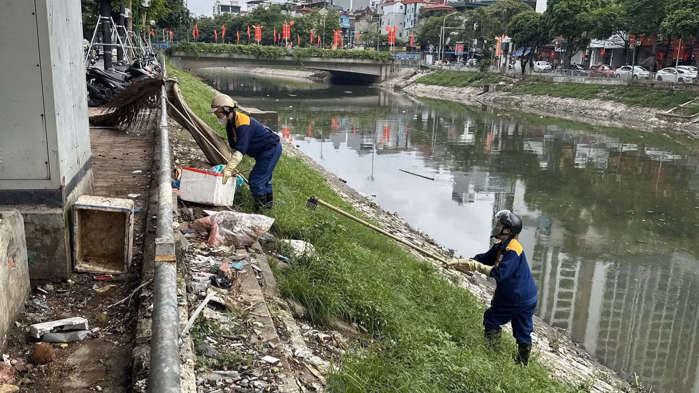 Việc rác "bủa vây" sông hồ thường xuyên diễn ra sau các trận mưa lớn được lý giải do người dân vứt rác bừa bãi, không theo quy định dẫn tới tình trạng rác dồn về các cống thoát nước rất lớn sau những trận mưa, gây tắc đường ống, dẫn tới úng ngập. "Mong người dân nâng cao ý thức, không xả rác ra đường xuống cống, sông hồ tùy tiện mà thực hiện đổ rác đúng quy định. Việc vớt, thu dọn rác thải trên sông hồ khó khăn, vất vả hơn trên đường phố rất nhiều", Đại diện Công ty TNHH MTV thoát nước Hà Nội nêu. Trong ảnh: Sau dọn dẹp, sông Tô Lịch, sông Lừ đã sạch sẽ trở lại.