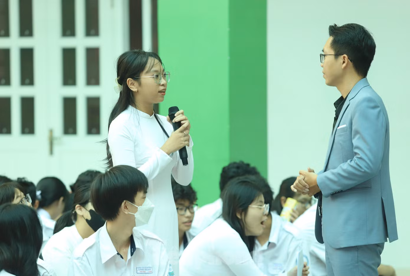 Diễn giả giao lưu với học sinh tại chương trình (Ảnh: Ngô Tùng)