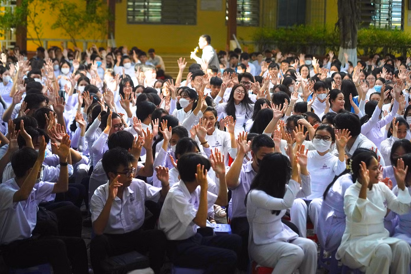 Các em học sinh hào hứng tham gia chương trình (ảnh: Phạm Nguyễn)