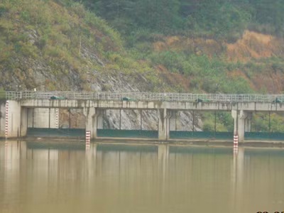 Công trình van lật của thanh niên Cty CP thủy điện Geruco Sông Côn