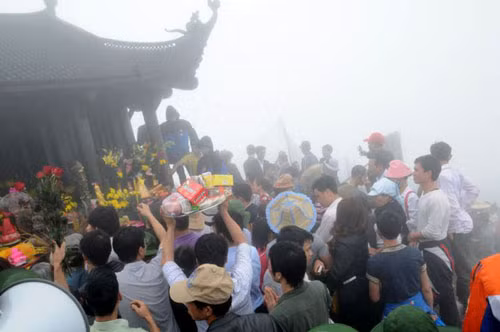 Mọi người cùng mang đồ sính lễ, tiền lẻ cầu khấn các vị thần linh phù hộ cho một năm mới an lành, nhiều may mắn
