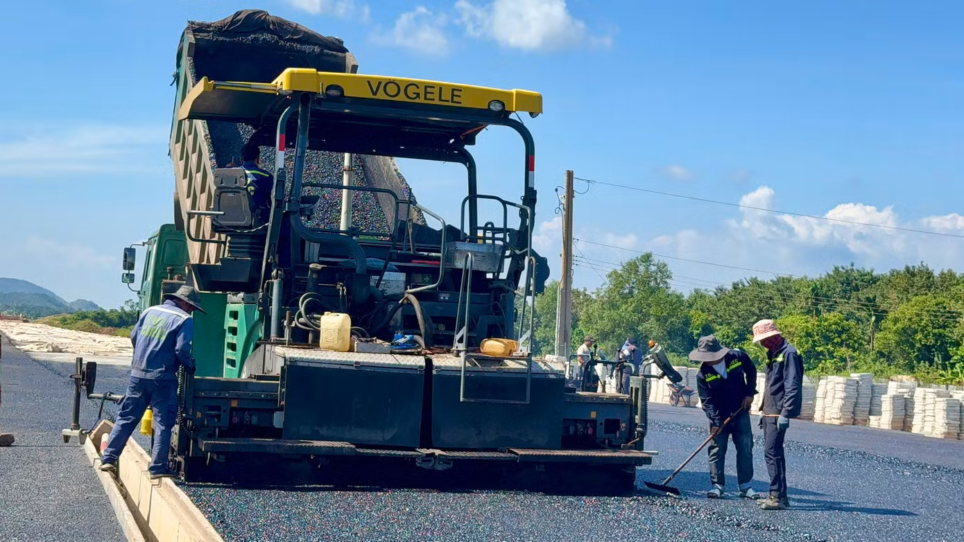 Do điều kiện thời tiết thuận lợi, trời nắng nên việc thảm nhựa diễn ra thành công. Do điều kiện thời tiết thuận lợi, trời nắng nên việc thảm nhựa diễn ra thành công.