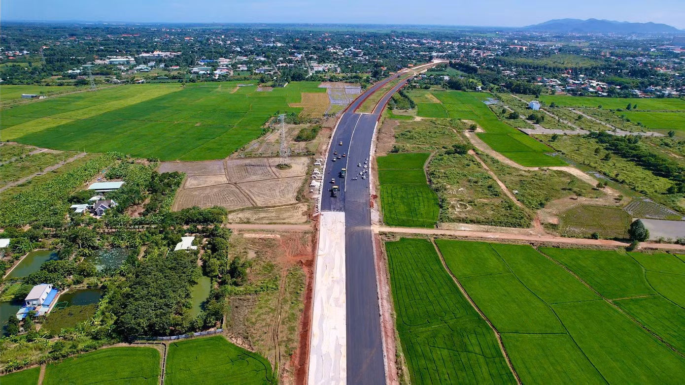 Khởi công giữa tháng 6/2023, dự án thành phần 3 của cao tốc Biên Hòa - Vũng Tàu dự kiến sẽ thông xe vào ngày 30/4/2025. Khởi công giữa tháng 6/2023, dự án thành phần 3 của cao tốc Biên Hòa - Vũng Tàu dự kiến sẽ thông xe vào ngày 30/4/2025.