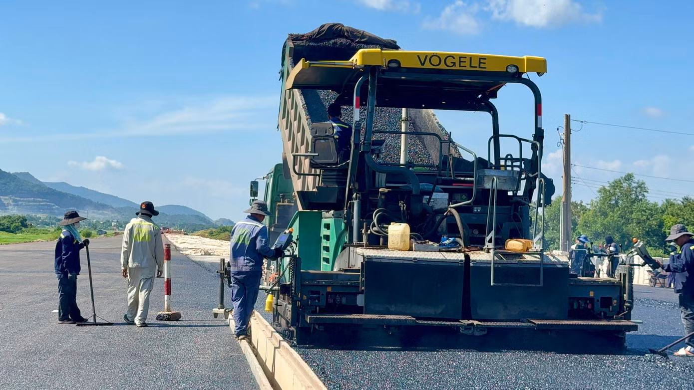 Theo đó, Tập đoàn Sơn Hải thi công 14,2 km đường, hiện nay triển khai 5 mũi thi công với gần 100 thiết bị và 200 nhân sự, đang thi công các hạng mục gồm cống, đắp đất K95, K98, cấp phối đá dăm, lớp cấp phối đá dăm gia cố xi măng, hầm chui, đường công vụ. Giá trị hiện nay đạt hơn 413 tỷ đồng. Theo đó, Tập đoàn Sơn Hải thi công 14,2 km đường, hiện nay triển khai 5 mũi thi công với gần 100 thiết bị và 200 nhân sự, đang thi công các hạng mục gồm cống, đắp đất K95, K98, cấp phối đá dăm, lớp cấp phối đá dăm gia cố xi măng, hầm chui, đường công vụ. Giá trị hiện nay đạt hơn 413 tỷ đồng.