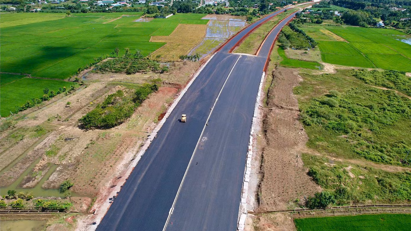 Toàn tuyến cao tốc Biên Hoà - Vũng Tàu dài gần 54 km qua hai tỉnh Đồng Nai và Bà Rịa - Vũng Tàu quy mô 4- 6 làn xe, với tổng mức đầu tư 17.800 tỷ đồng. Toàn tuyến cao tốc Biên Hoà - Vũng Tàu dài gần 54 km qua hai tỉnh Đồng Nai và Bà Rịa - Vũng Tàu quy mô 4- 6 làn xe, với tổng mức đầu tư 17.800 tỷ đồng.