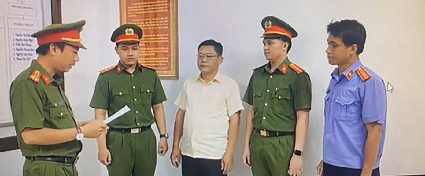 Công an tống đạt các quyết định tố tụng đối với Phạm Phương. Công an tống đạt các quyết định tố tụng đối với Phạm Phương.