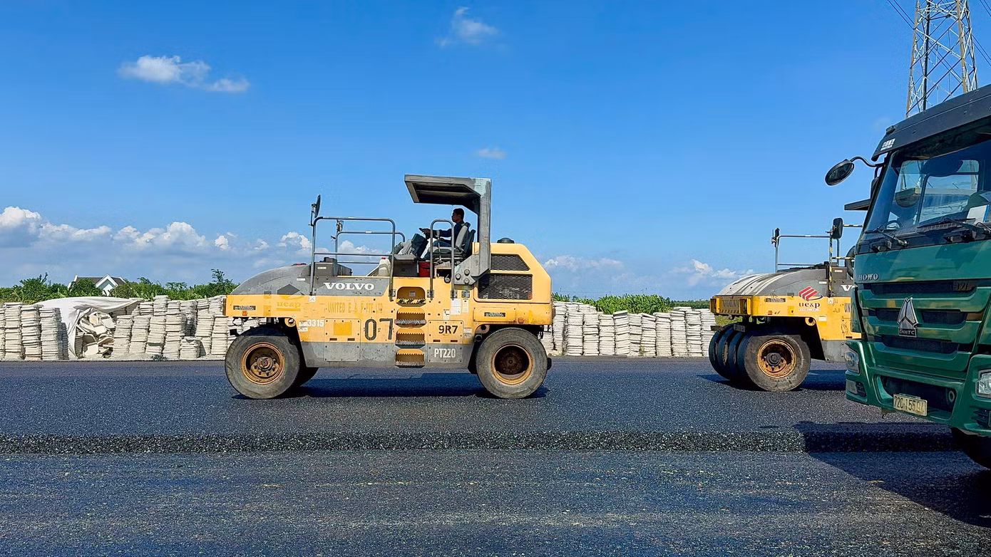 Công ty CP 479 Hòa Bình thi công 9 cầu, hiện nay triển khai 7 mũi thi công với gần 50 thiết bị và 100 nhân sự đang thi công. Trong đó, 2 cầu đang thi công cọc khoan nhồi, 5 cầu đang thi công bệ thân mố trụ, 1 cầu thi công lao lắp dầm và 1 cầu đang thi công hoàn thiện (cầu Suối Đá). Giá trị hiện nay đạt khoảng 220 tỷ đồng. Công ty CP 479 Hòa Bình thi công 9 cầu, hiện nay triển khai 7 mũi thi công với gần 50 thiết bị và 100 nhân sự đang thi công. Trong đó, 2 cầu đang thi công cọc khoan nhồi, 5 cầu đang thi công bệ thân mố trụ, 1 cầu thi công lao lắp dầm và 1 cầu đang thi công hoàn thiện (cầu Suối Đá). Giá trị hiện nay đạt khoảng 220 tỷ đồng.