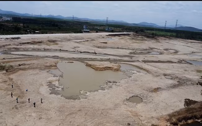 Hồ Tà Mon cạn khô chỉ còn vài vũng nước nhỏ.