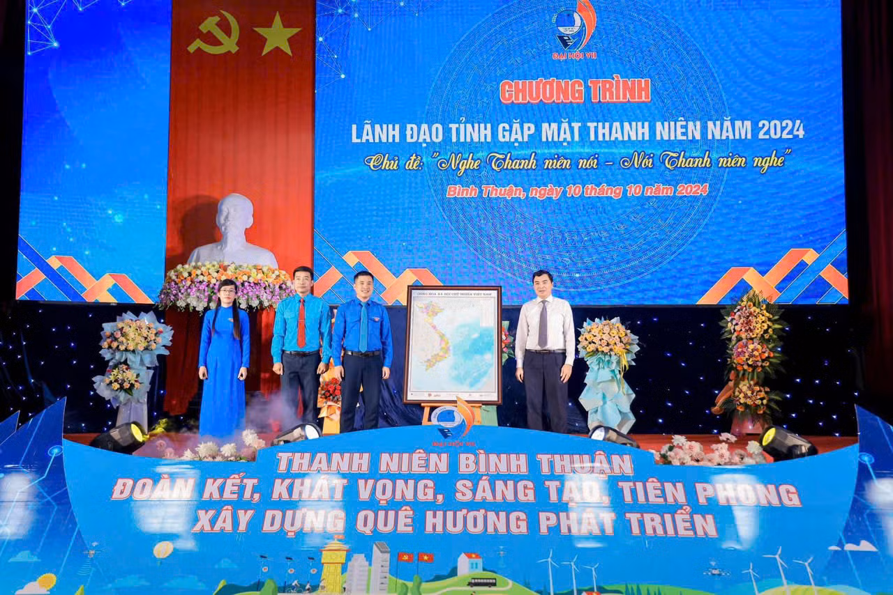 Thường trực Tỉnh ủy Bình Thuận trao tặng “1.000 bản đồ Việt Nam” cho tuổi trẻ Bình Thuận.