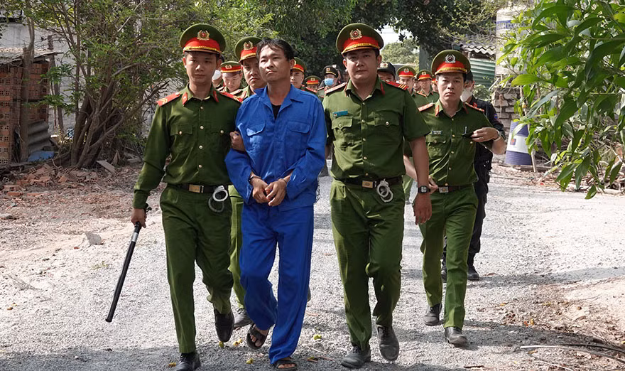 Công an bắt Nguyễn Hữu Chính (34 tuổi, ngụ xã Sơn Mỹ, huyện Hàm Tân, tỉnh Bình Thuận) do có liên quan vụ khai thác khoáng sản trái phép tại huyện Hàm Tân.