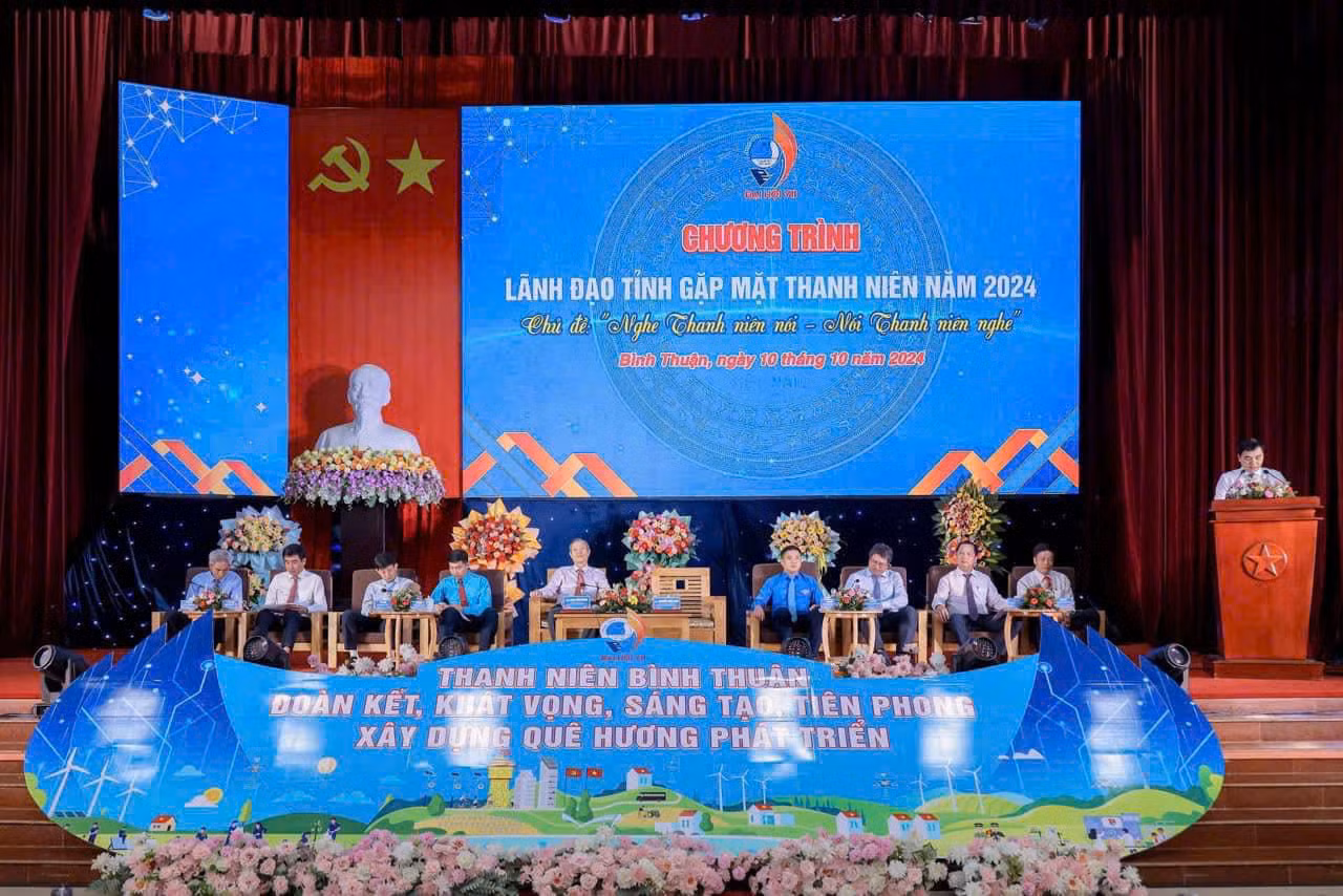 Bí thư Tỉnh ủy Bình Thuận và nhiều lãnh đạo sở, ngành tham dự diễn đàn Lãnh đạo tỉnh Bình Thuận gặp mặt thanh niên năm 2024 với chủ đề “Nghe thanh niên nói - Nói thanh niên nghe”.