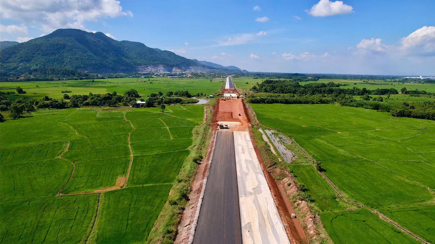 Trong đó, tỉnh Bà Rịa - Vũng Tàu làm chủ đầu tư dự án thành phần 3 dài 19,5 km, Bộ Giao thông Vận tải làm chủ đầu tư dự án thành phần 2 dài 18,2 km qua huyện Long Thành (tỉnh Đồng Nai), Đồng Nai làm chủ đầu tư dự án thành phần 1 dài 16 km qua TP. Biên Hòa và huyện Long Thành. Trong đó, tỉnh Bà Rịa - Vũng Tàu làm chủ đầu tư dự án thành phần 3 dài 19,5 km, Bộ Giao thông Vận tải làm chủ đầu tư dự án thành phần 2 dài 18,2 km qua huyện Long Thành (tỉnh Đồng Nai), Đồng Nai làm chủ đầu tư dự án thành phần 1 dài 16 km qua TP. Biên Hòa và huyện Long Thành.