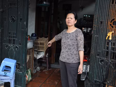 Cô Trần Thị Thanh ở ngay sát ngôi nhà bị cháy, bức xúc kể lại sự việc với phóng viên. Ảnh: Tuấn Nguyễn