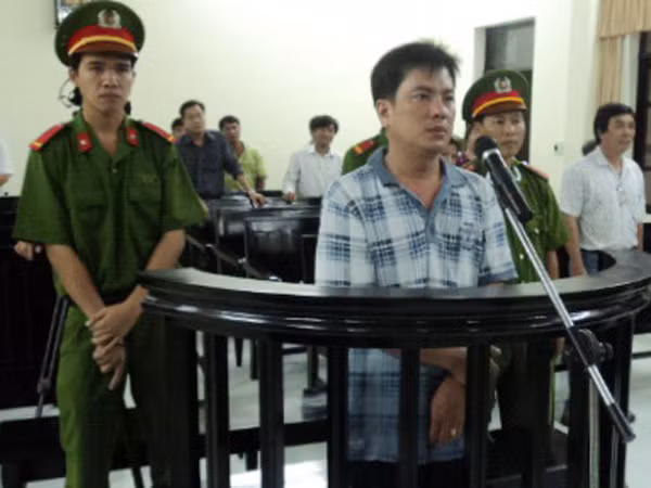 Anh Lý Quốc Nghiệp (giữa) và ông Tài (áo trắng, bên phải) tại phiên tòa sơ thẩm ngày 3-10-2011 Ảnh: Sáu Nghệ