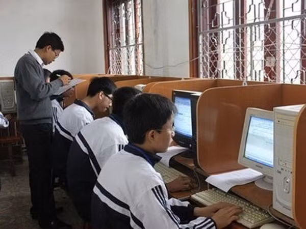 Học sinh thực hành nghề tin học 