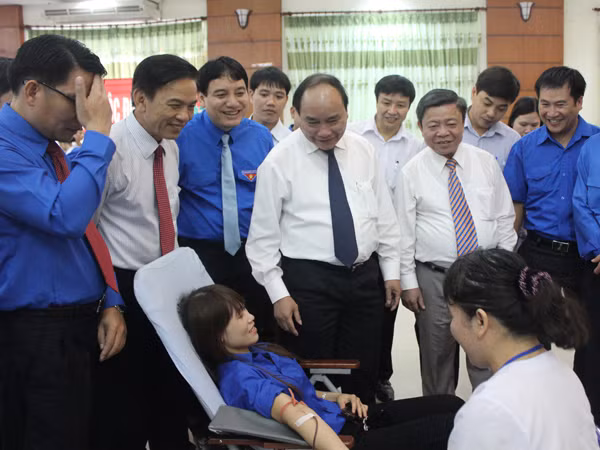 Phó Thủ tướng động viên ĐVTN hiến máu. Phó Thủ tướng động viên ĐVTN hiến máu