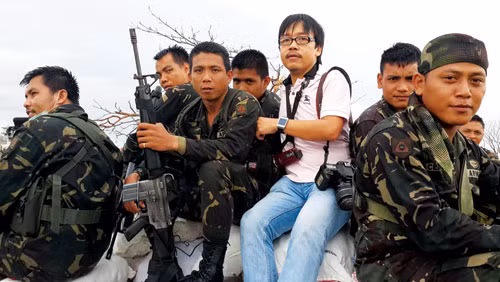 Tác giả đi cùng các binh sĩ lục quân Philippines làm nhiệm vụ cứu trợ - Ảnh: T.L
