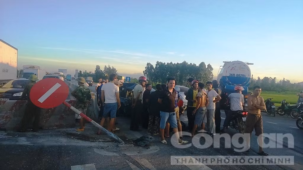 Xe ô tô đâm dải phân cách, tài xế thoát chết gang tấc ảnh 1
