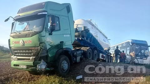 Xe ô tô đâm dải phân cách, tài xế thoát chết gang tấc ảnh 2