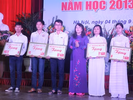 Bộ trưởng Y tế Nguyễn Thị Kim Tiến trao quà cho sinh viên. Ảnh: Đỗ Hợp