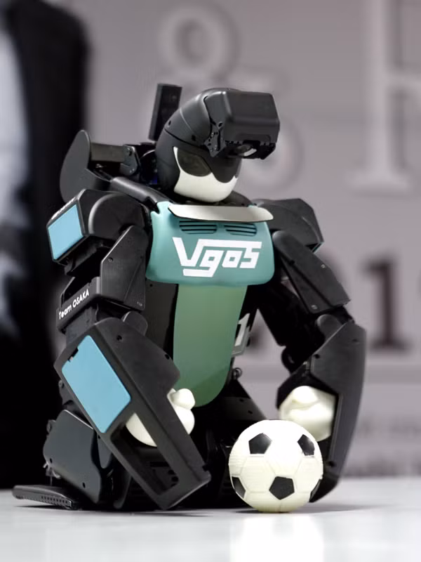 Robot chơi với bóng ở các tư thế khác nhau