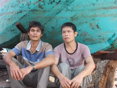 Thuyền trưởng Phạm Hà (bên trái) khi vừa về đến đất liền 