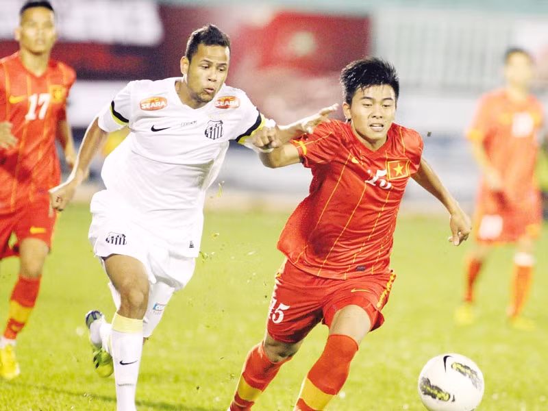 Các cầu thủ U23 Việt Nam (phải) cần nhiều trận đấu để chuẩn bị cho SEA Games 27 ảnh: VSI