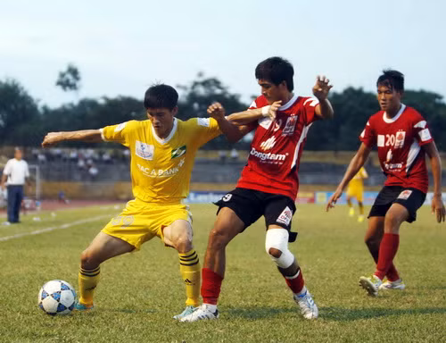 Công Vinh (áo vàng) sẽ thi đấu tại Nhật trong 5 tháng - Ảnh: Minh Tú