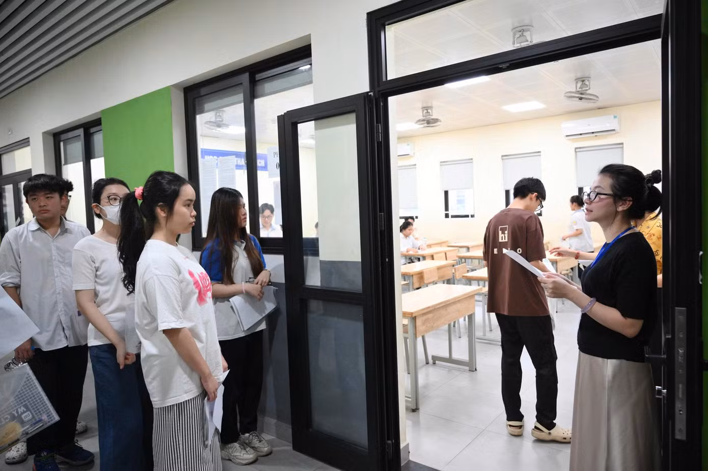 Buổi sáng đầu tiên của kỳ thi diễn ra trong thời tiết thuận lợi. Dù không quá nắng, nhiều phụ huynh vẫn nán lại bên ngoài, mang theo ghế xếp, nước mát ngồi chờ đợi.