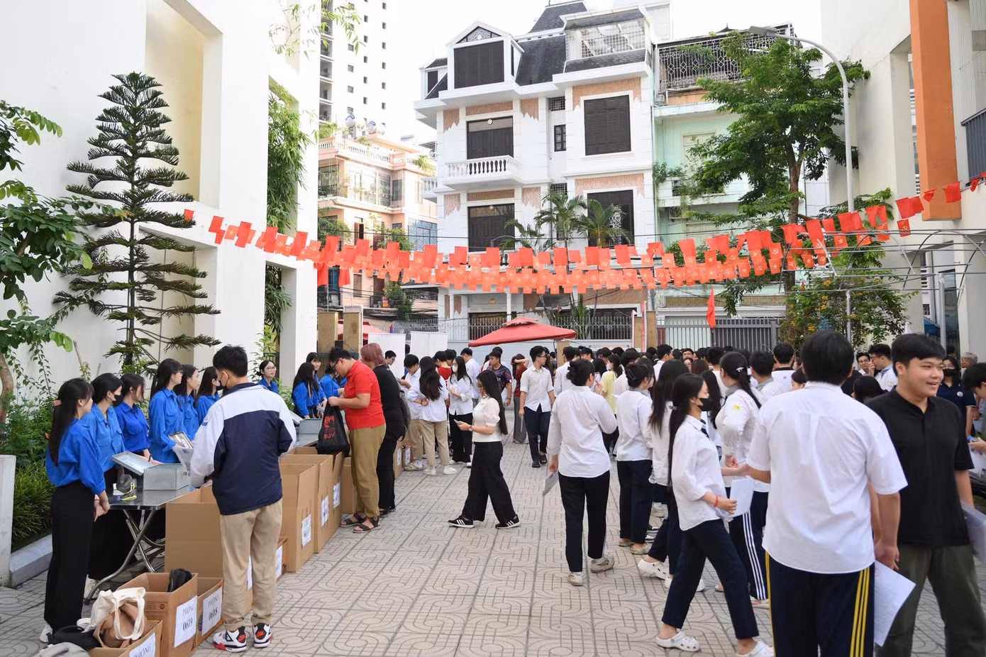 Ngay từ tờ mờ sáng, khu vực trước cổng trường đã tấp nập. Dưới tiết trời mát nhẹ, các sĩ tử lần lượt được phụ huynh đưa tới, tranh thủ kiểm tra lại giấy tờ, thẻ dự thi, bút thước và nhắn gửi lời chúc may mắn.