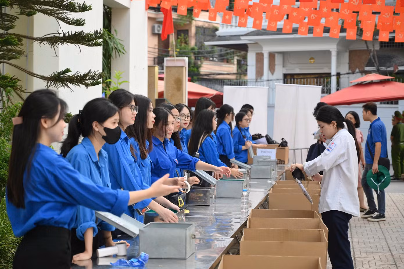 Đề thi năm nay có sự thay đổi đáng chú ý về cấu trúc, với phần Đọc hiểu chiếm 4 điểm và phần Viết chiếm 6 điểm (trong khi các năm trước là 3 và 7 điểm). Đồng thời, ngữ liệu trong đề sẽ được lấy từ ngoài sách giáo khoa, đòi hỏi thí sinh phải có khả năng đọc hiểu nhanh và lập luận sắc bén.