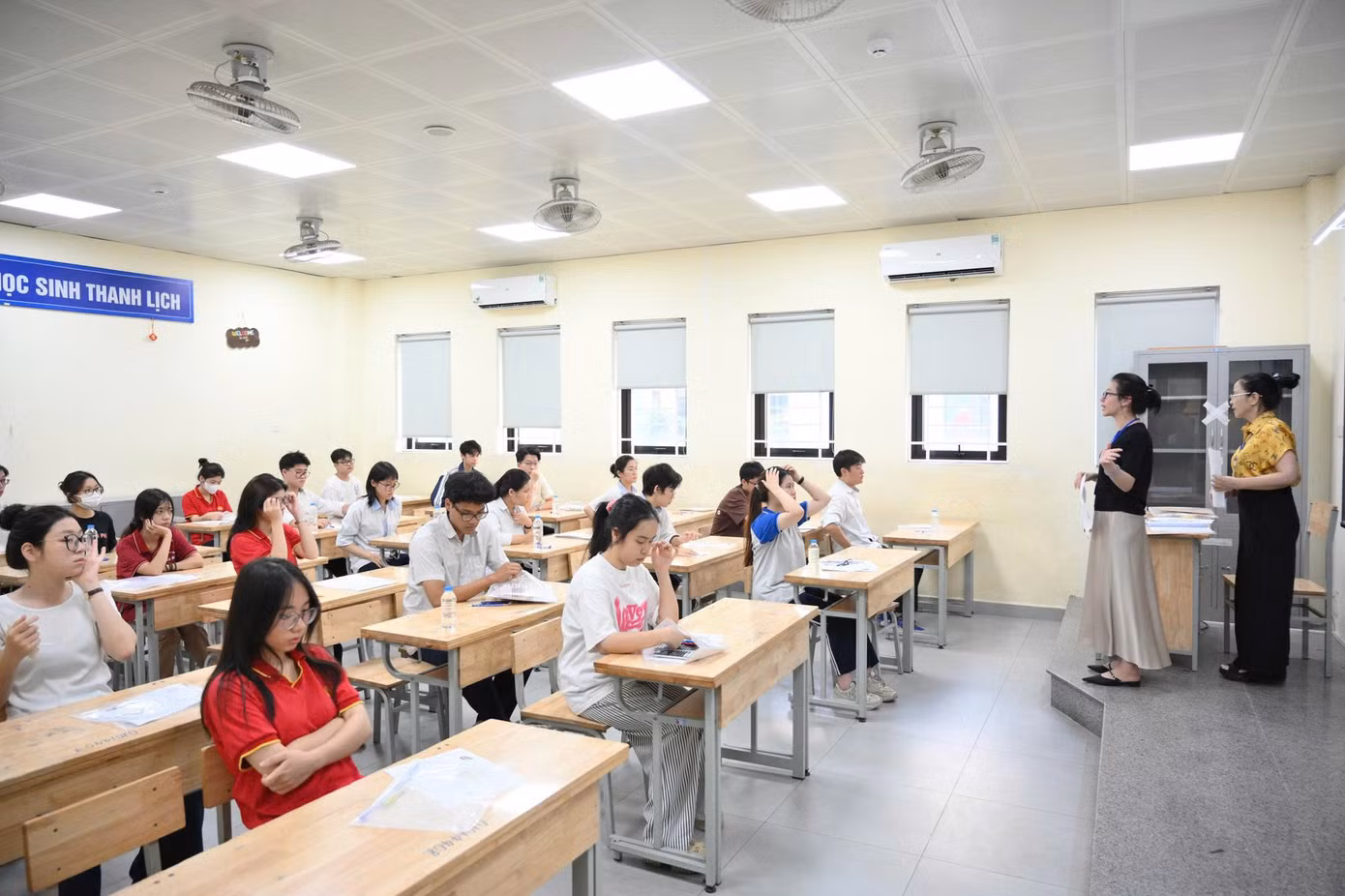 Theo ghi nhận, kỳ thi tốt nghiệp THPT năm 2025 có hơn 1,16 triệu thí sinh đăng ký dự thi trên cả nước, trong đó hơn 1,13 triệu em học theo chương trình GDPT 2018. Môn Ngữ văn là môn đầu tiên được tổ chức thi sáng nay, với hình thức tự luận, thời gian 120 phút.