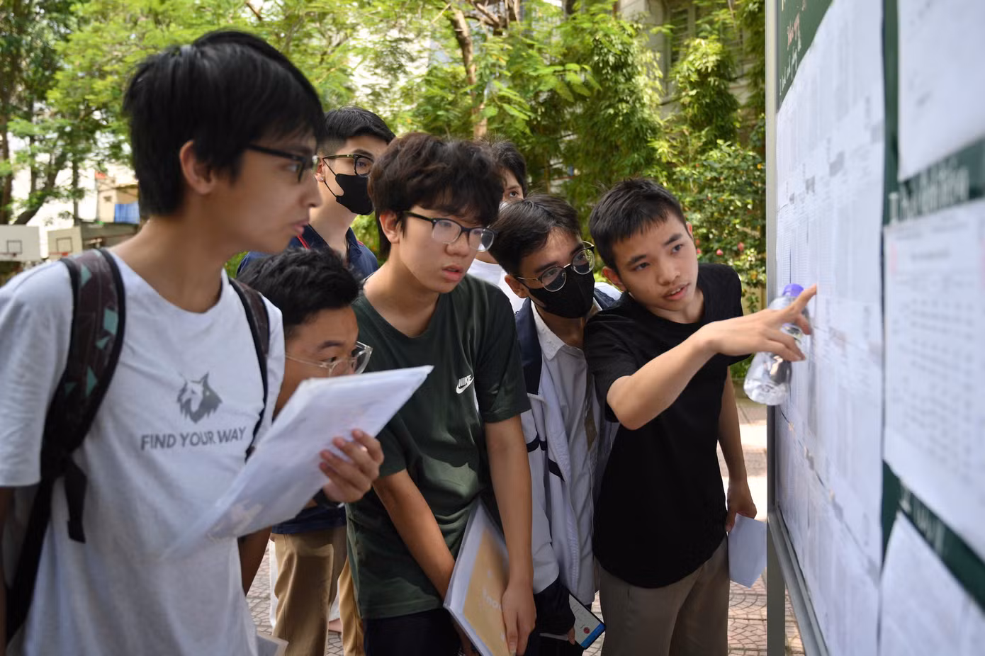 Thí sinh tìm hiểu thông tin trước khi vào phòng thi làm thủ tục thi THPT 2025. Thí sinh tìm hiểu thông tin trước khi vào phòng thi làm thủ tục thi THPT 2025.