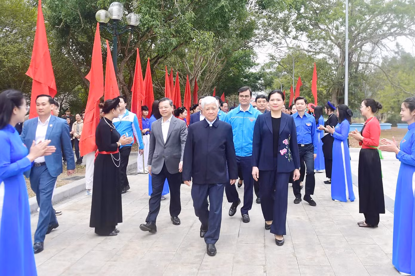 Chủ tịch Ủy ban T.Ư MTTQ Việt Nam dâng hương tại Lán Nà Nưa, Tuyên Quang. Chủ tịch Ủy ban T.Ư MTTQ Việt Nam dâng hương tại Lán Nà Nưa, Tuyên Quang.