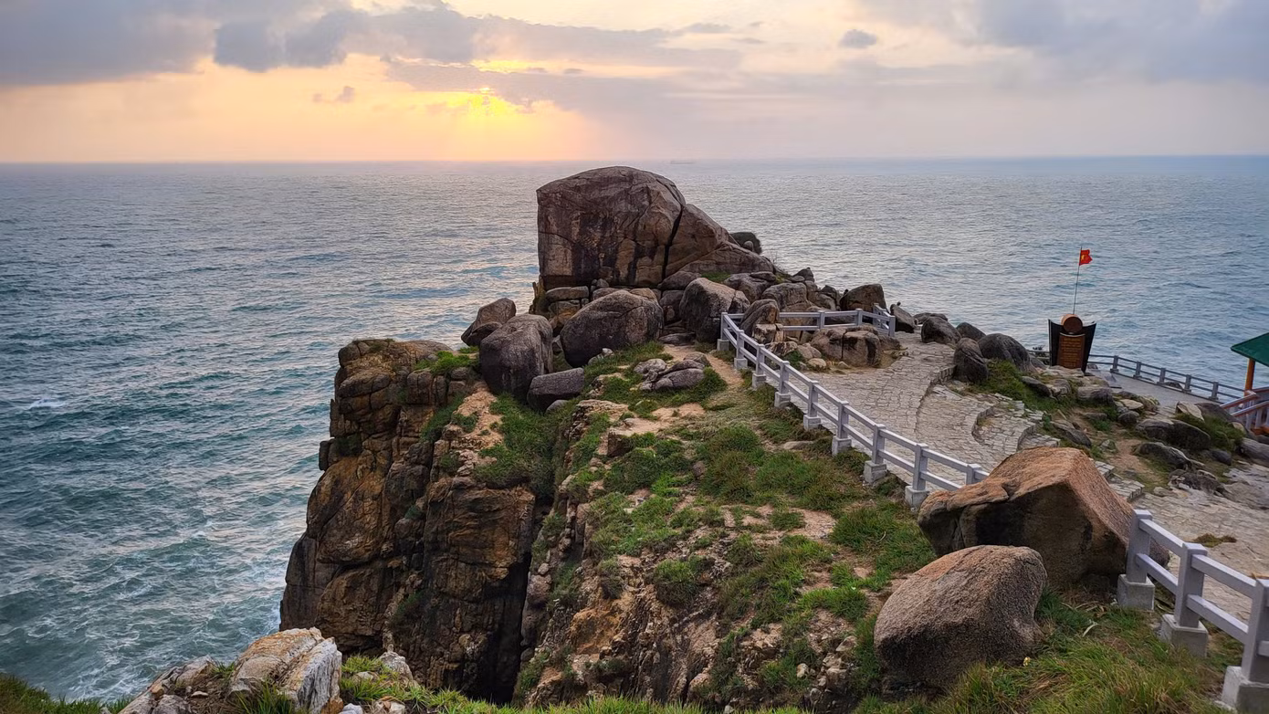 Mũi Điện (tỉnh Phú Yên) - những góc nhìn. Ảnh: DƯƠNG TRIỀU Mũi Điện (tỉnh Phú Yên) - những góc nhìn. Ảnh: DƯƠNG TRIỀU