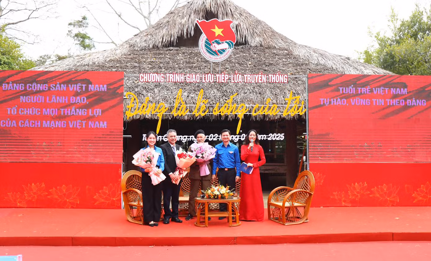 Chương trình giao lưu tiếp lửa truyền với chủ đề "Đảng là lẽ sống của tôi", tại Khu Di tích quốc gia đặc biệt Tân Trào (huyện Sơn Dương, tỉnh Tuyên Quang).