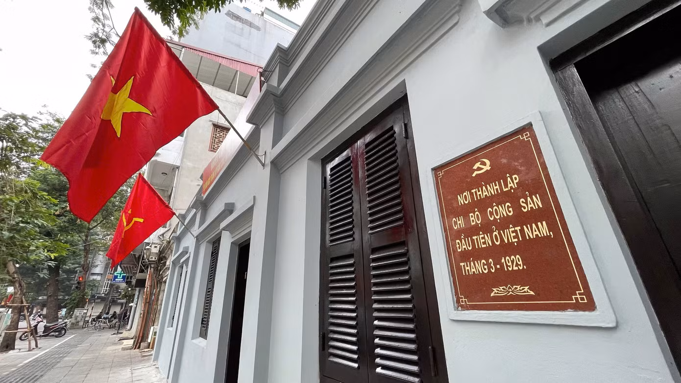 Quang cảnh tại toà nhà Quốc hội, trụ sở Ngân hàng Nhà nước, hay địa chỉ đỏ - nơi thành lập chi bộ Cộng sản đầu tiên ở Việt Nam.